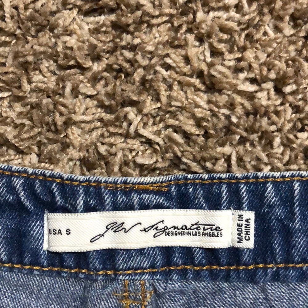 Shorts - Picture 3 of 3